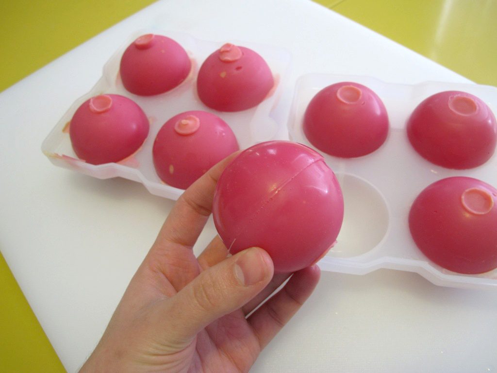 unmolding-soap-spheres