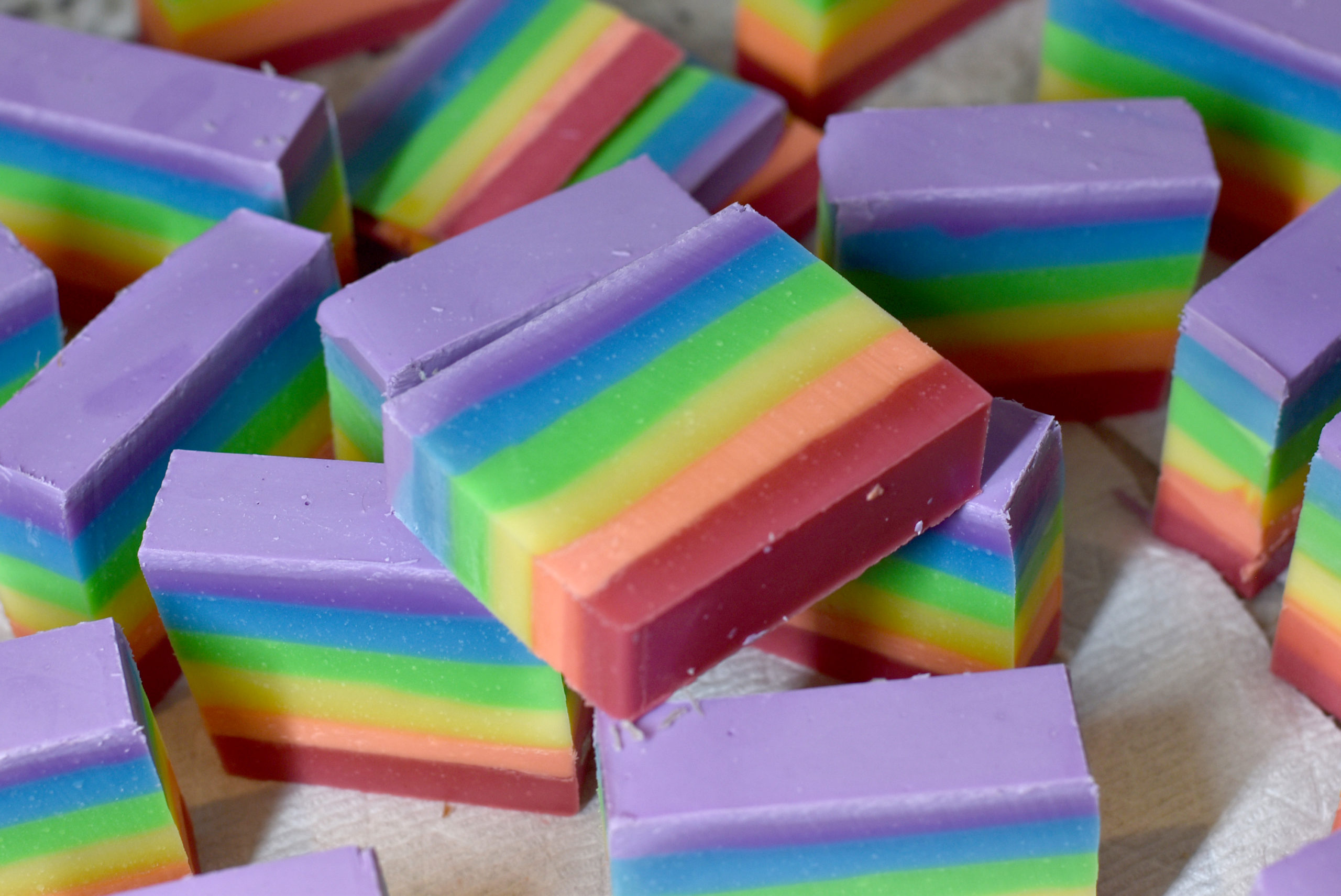 DIY Colourful Jelly Soap  These DIY colourful jelly soaps are